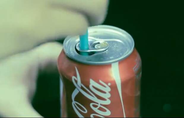 to-keep-a-straw-inside-a-can