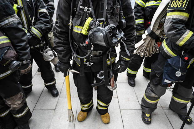 Люди оказались заблокированы в объятой огнем строящейся многоэтажке в Москве
