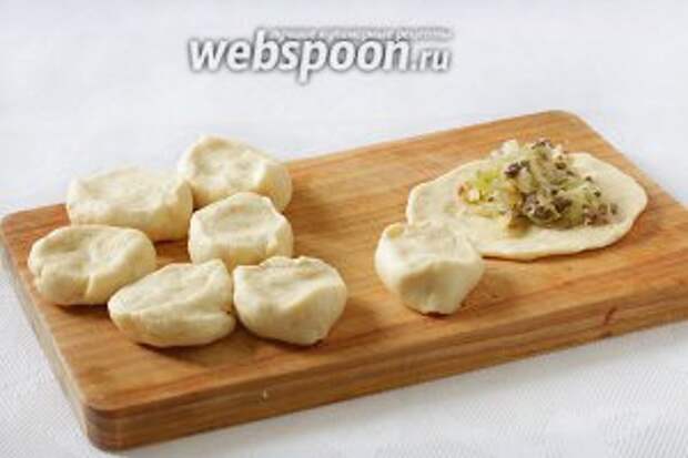 Тесто разделить на равные кусочки. Каждый кусочек расплющить в лепёшку, в центр выложить начинку и, защипав края, сформировать пирожок.