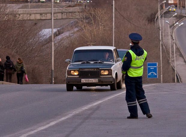 Не важно где тормозит полицейский. | Фото: vsluh.ru.