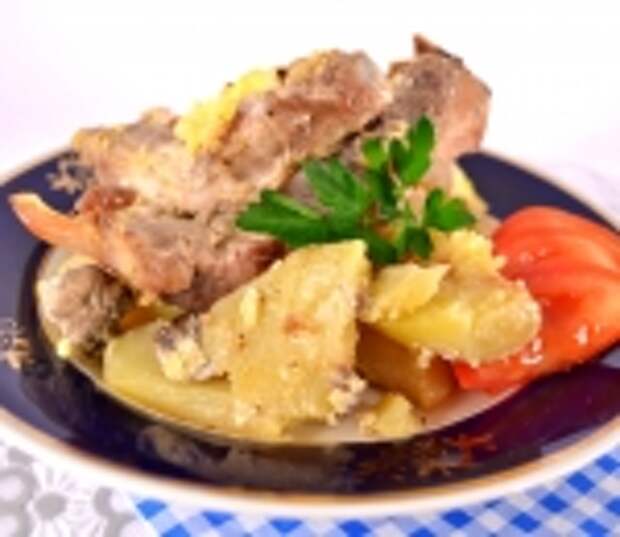 Свиные ребра запеченные с картофелем и грибами в горчично-сметанном соусе