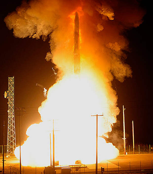 Американская МБР Minuteman III вылетает из шахты во время испытаний