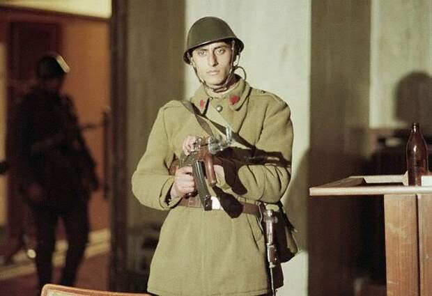 2-SoldierStandingGuard.jpg 2-SoldierStandingGuard.jpg