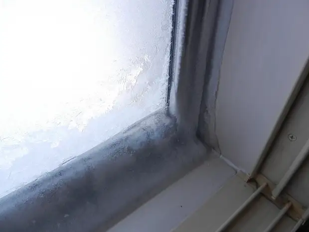 Замерзают пластиковые окна на балконе. Что делать?
