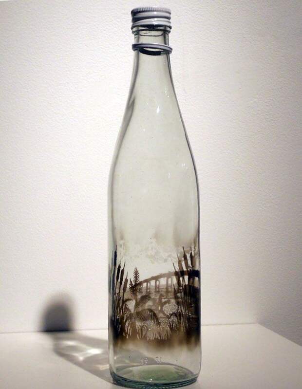 Рисунки дымом внутри бутылок оригинально, художник