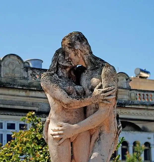Помпеи статуя целующихся