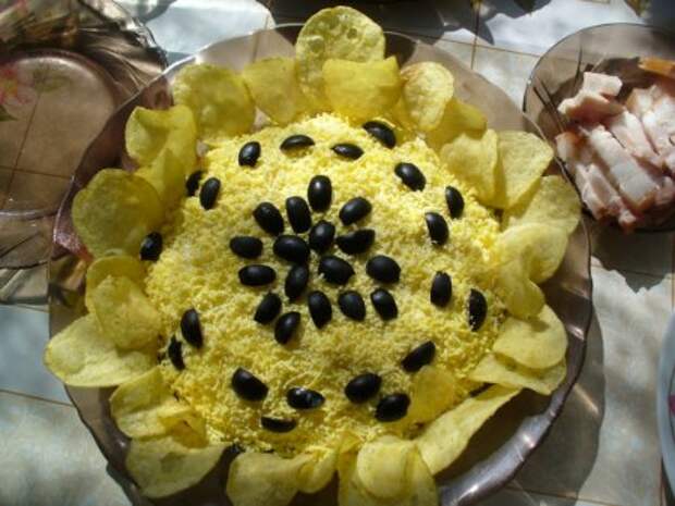 Салат «Подсолнух» с копченой курицей, сыром и ананасом