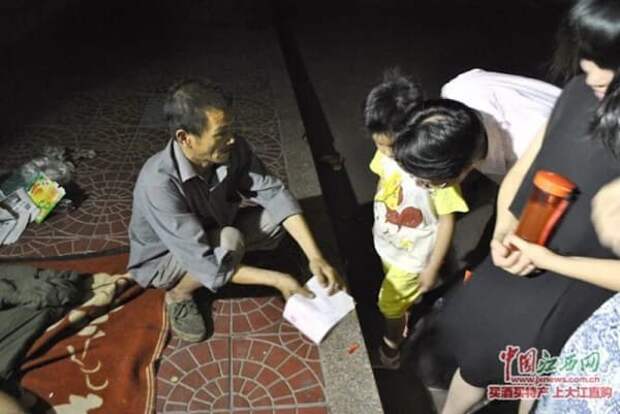 href="http://theriflebird.com/people/homeless-man-finds-a-baby-in-the-garbage-8-years-later-im-speechless/">theriflebird.com