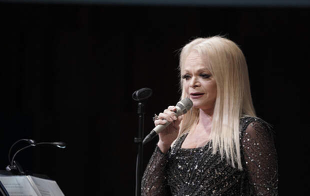 Лариса Долина не пускает Полину Лурье в квартиру: проиграла, но не сдалась