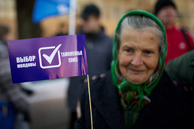 Участница акции протеста против соглашения об Ассоциации Молдавии с Евросоюзом с требованием огласить условия данного документа, ноябрь 2013 года. Фото: Вадим Денисов / ИТАР-ТАСС