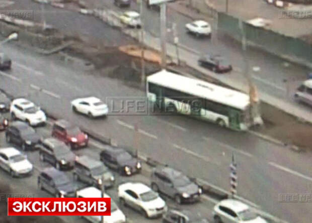 Куда попали в москве. Авария на шоссе Космонавтов в Перми сегодня. ДТП на шоссе Космонавтов Пермь сегодня. Шоссе Космонавтов пробка 12 ноября. Пермь пробка на шоссе Космонавтов сейчас.