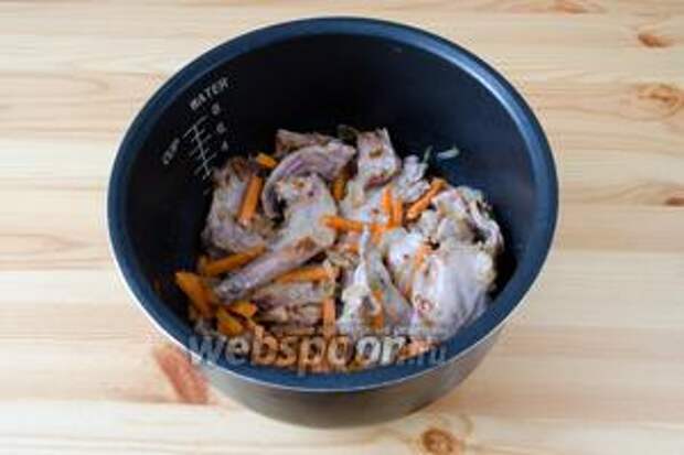 Когда мясо подрумянится, добавляем морковь и обжариваем её минут 5.