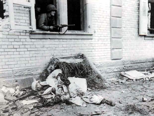 71. Американский пехотинец позирует рядом с телом убитого немецкого солдата ВОВ 1941-1945, вмв, война