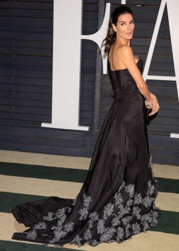 Angie-Harmon_-2015-Vanity-Fair-Oscar-Party--02-300x420