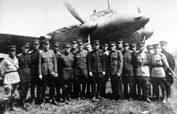 Пе-2 на  заводском аэродроме