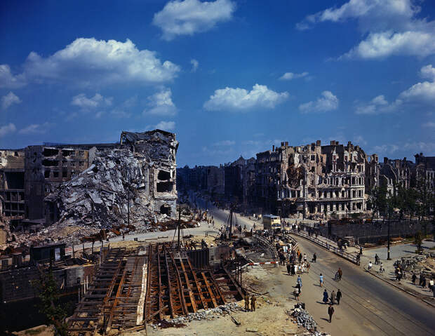 В ходе ковровых бомбардировок и ожесточенного штурма город был почти полностью разрушен: Берлин 1945-го в цвете, история, фото