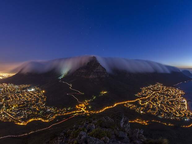 Ночь, Столовая гора, «одеяло» из облаков и КейптаунНочь, Столовая гора, «одеяло» из облаков и Кейптаун