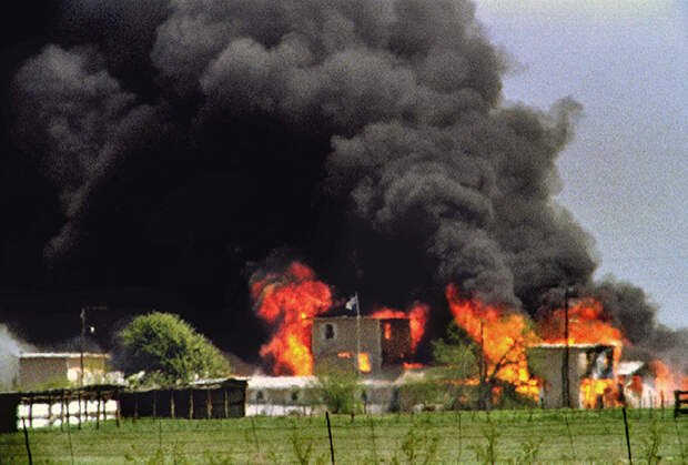 Штурм спецназом ФБР поместья  сектантов «Маунт Кармел» в Уэйко (штат Техас), апрель 1993 года