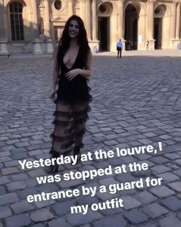 Охранник Лувра не пустил в музей модель в платье с неприлично глубоким декольте