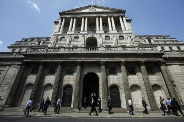 Pedestrians walk past the Bank of England in the City of London May 15, 2014. REUTERS/Luke MacGregor