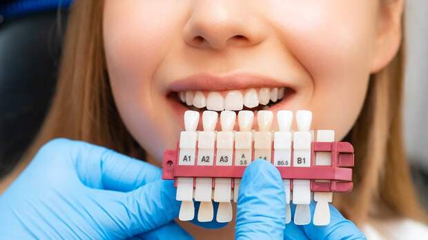 Психолог объяснила, почему зумеры меняют здоровые зубы на виниры и гриллзы