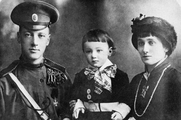 Николай Степанович Гумилев, Анна Андреевна Ахматова и их сын Лев