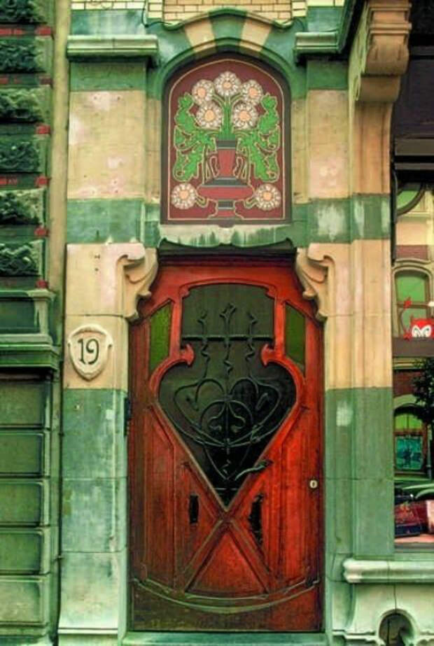Деревянная дверь со стеклянными элементами в стиле арт-нуво (аrt nouveau).