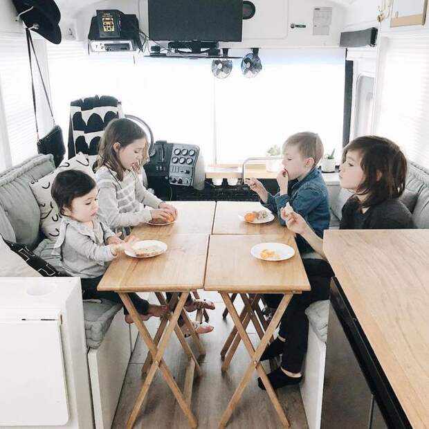 Родители превратили школьный автобус в дом на колесах, чтобы путешествовать с детьми