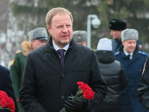 В Барнауле 23 февраля возложили цветы на Мемориале Славы