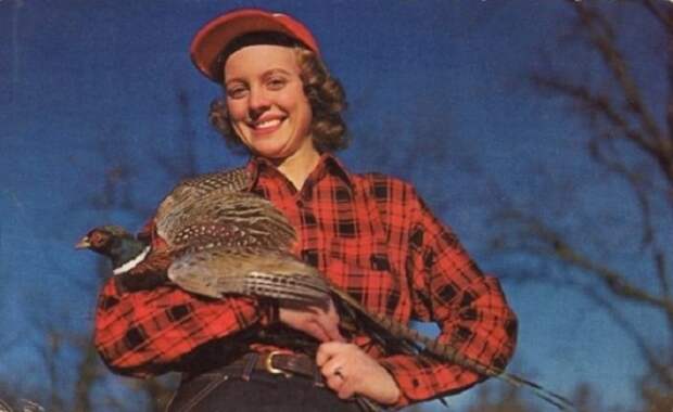 Южная Дакота среди охотников известна как «Фазанья столица мира», что якобы демонстрирует девушка с живой птицей в руках.