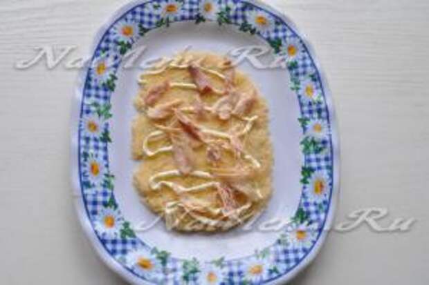 На картофель выложим кусочки окорока