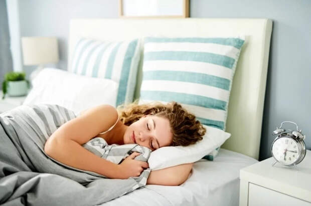 Психотерапевт Нолан объяснила, на что может указывать сон в «позе фламинго»