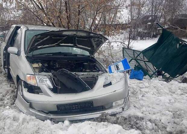 Водитель в Алтайском крае снес остановку с людьми и убил стоявшего там мужчину