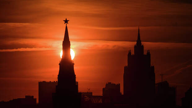 Вид на одну из башен Кремля в Москве