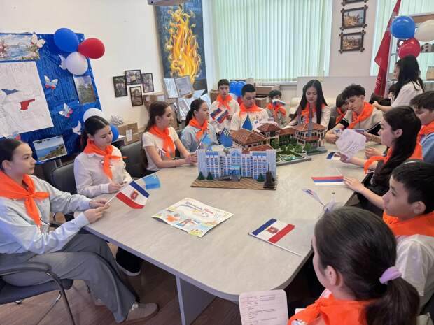 В симферопольских школах проходят мероприятия ко Дню воссоединения Крыма с Россией