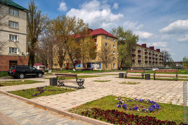 Все здания в городе или выстроены заново или отремонтированы. грозный, прогулка, чечня