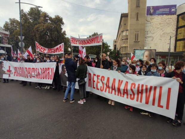 Многотысячная толпа сторонников Саакашвили вышла на митинг в Тбилиси (ВИДЕО)