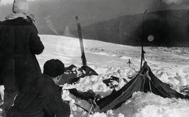 На фото: палатка группы Дятлова, частично раскопанная от снега
