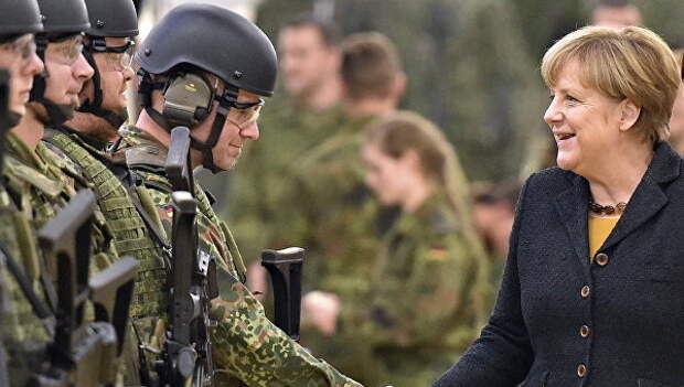 Канцлер Германии Ангела Меркель во время визита в военный медицинский центр в Леере, Германия Канцлер Германии Ангела Меркель во время визита в военный медицинский центр в Леере, Германия