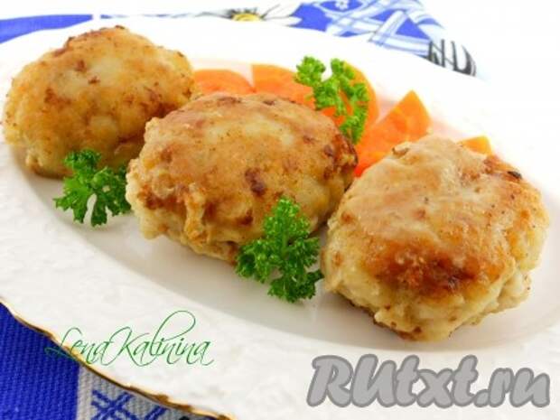Подать готовые, вкуснейшие, сочные рыбные котлеты с манкой можно с картофельным пюре. Попробуйте, вам обязательно понравятся эти котлетки! 