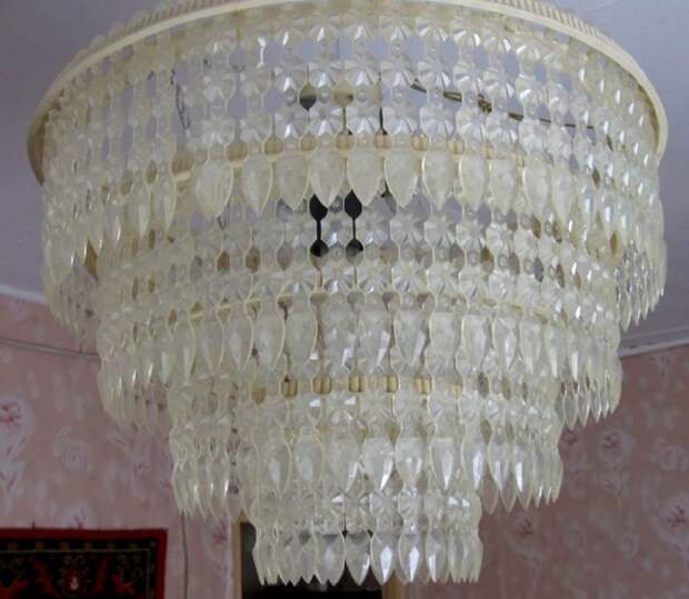 Эти висюльки от люстры с завидной регулярностью отлетали и переходили в категорию детских сокровищ