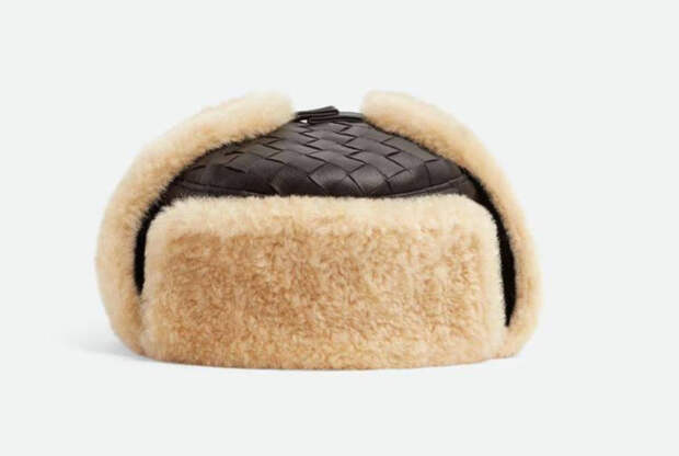 Модный дом «Bottega Venetta» презентовал в зимней коллекции русскую шапку-ушанку