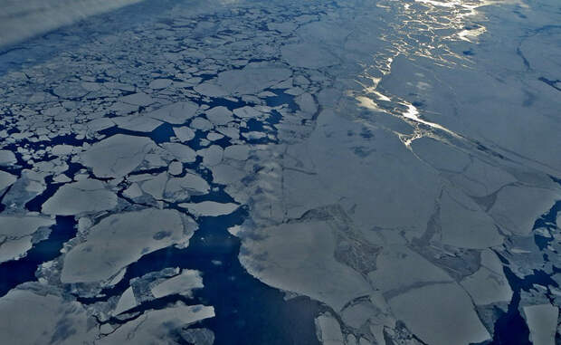Быстрая дестабилизация ледового покрова в Гренландии и Антарктиде сыграла здесь значительную роль. Компьютерная модель показала, что повышение уровня воды в Индийском океане и Каспийском море привело к движению Северного полюса в неестественном направлении.
