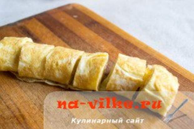 Яичные рулетики с красной икрой на шпажках
