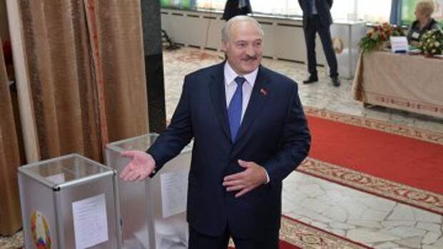 Президент Белоруссии Александр Лукашенко на избирательном участке №1 Центрального района Минска