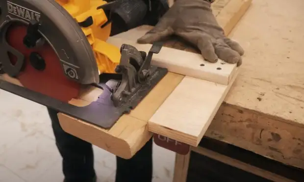 Удобная направляющая для ручной дисковой пилы