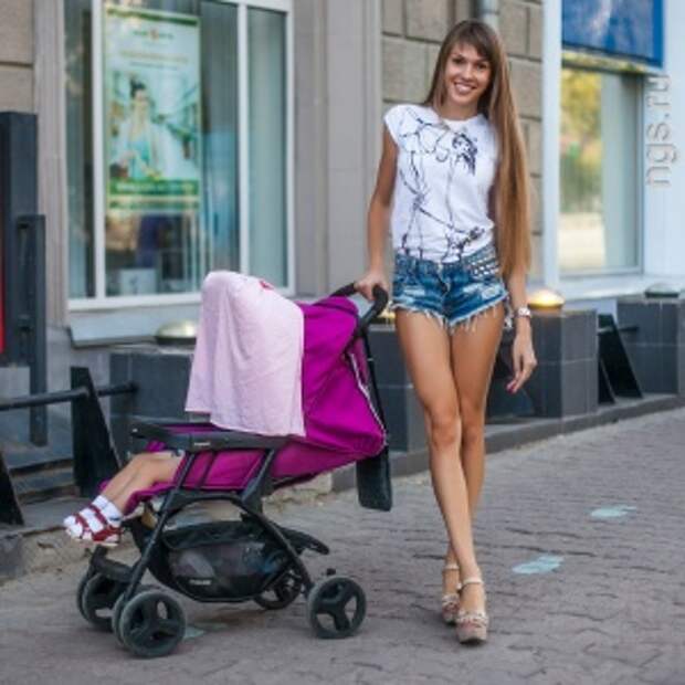 Молодые стройные мама. Мама с коляской в мини. Молодые мамочки на улице. Стильная мама с коляской. Молодые мамочки на прогулке.