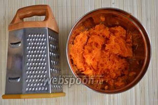 Натрите вареную морковку на мелкой тёрке и поставьте в прохладное место. Прежде чем попасть в тесто, она должна полностью остыть.
