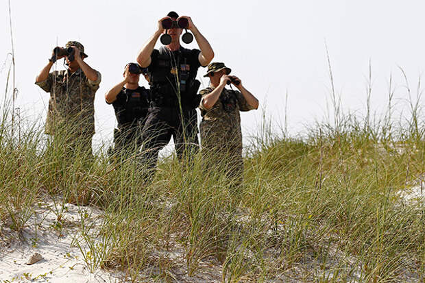 U.S. Secret Service provide security for President Barack Obama in Pensacola, Florida, June 15, 2010. Obama is in the region to get an update on the BP oil spill.     REUTERS/Jim Young    (UNITED STATES - Tags: POLITICS) - RTR2F7S6