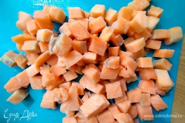 Нарезать рыбу мелким кубиком. Нарезать рыбу мелким кубиком.